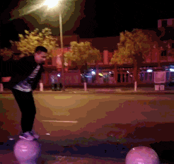 捅马蜂窝|搞笑GIF:我想知道他在干嘛?