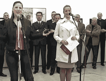 拔草|搞笑GIF:大姐要下雨了,快回家,别再玉米地拔草了