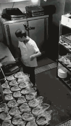 这是|搞笑GIF动图：那一天，他开心的像个孩子