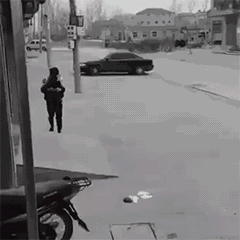 家子|搞笑GIF：看姑娘这身手，绝对是一练家子！