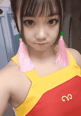 姐姐|搞笑GIF动图:这位小姐姐,既然来到我手机上,你就是我家人了