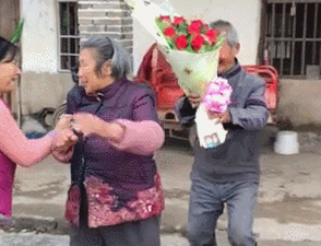 一样|搞笑GIF图：公司晚会上，男同事和女同事做游戏被整，旁边人都笑翻了