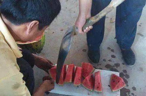 心里|搞笑GIF趣图:老婆说去给我做鱼吃,我看到后,心里怕怕