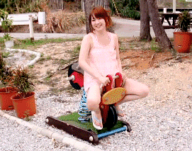 老大爷|搞笑GIF趣图：姑娘，应该没人抢你男朋友，你就放心坐车吧