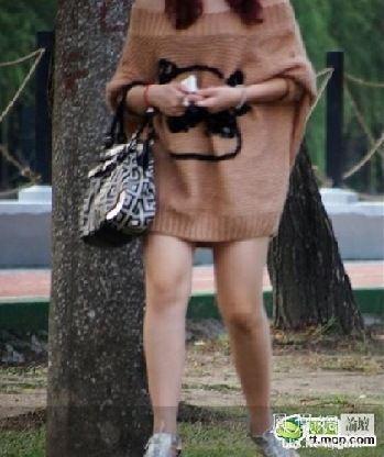 妹子|姑娘，你穿成这样出门，不怕衣服会掉下来
