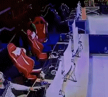 这位|搞笑GIF:这位大叔,简直太机智了。