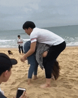 人群|搞笑GIF：只因在人群中多看了你一眼