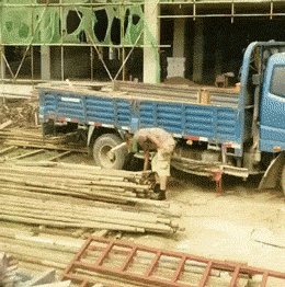 茶缸子|搞笑GIF：姑娘，你用裙子也能捕到鱼呀！厉害了哈