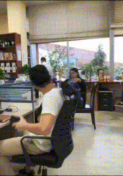 妹子|搞笑GIF：好心办坏事，你还摆造型，还不快跑呀！