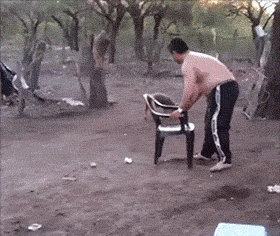 感觉|幽默GIF: 还想抓我,不知道我妈在吗?