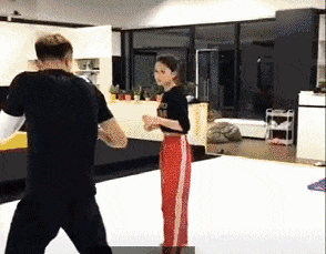 张三|表姐是女警,早上顺路开警车带上自己去公司,可没想刚到公司门口