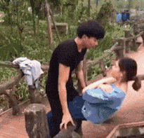 小伙子|搞笑gif: 终于知道小伙子为什么长这么胖,因为根本就迈不开腿!