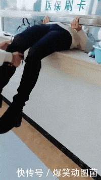 妹子|搞笑GIF趣图:这个车模应该是走后门进来的吧?