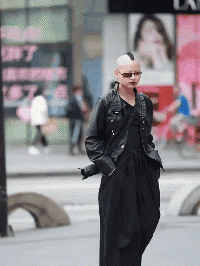 三爷|搞笑GIF：哥们注意你的行为，你是去看车展的，不是拍美女的！