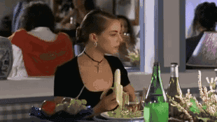 天飞|搞笑GIF趣图：妹子吃个东西还要遮遮掩掩的