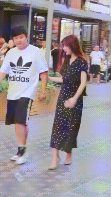 妹子|爆笑GIF图片：真想娶个妹子，然后靠卖水果度过一生