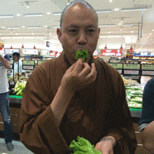 姑娘|搞笑GIF: 下雨了,赶紧回家收衣服了