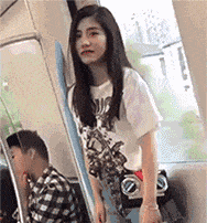 妹子|搞笑GIF：姑娘有什么事冲我来，这头猪真的受不了