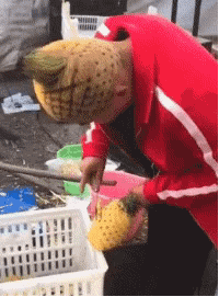 菠萝|搞笑GIF：这保安。。。无故的小眼神！