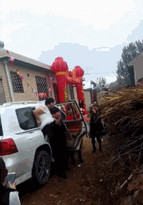 车里|新娘有点意想不到的魁梧,背的时候卡在车里了