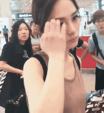 加油站|搞笑GIF:仅有的油跑到加油站,结果它竟然已经长草了?