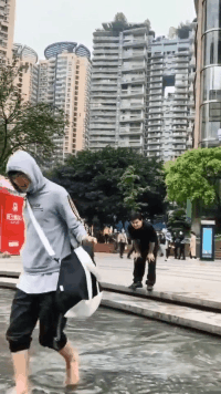 妹子|搞笑GIF：孩子你这顿操作，让牛顿很没面子！