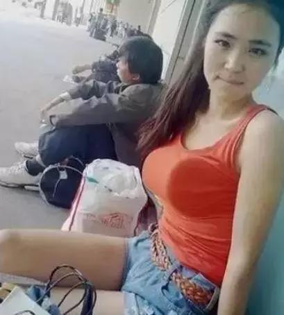 大妈|爆笑精选：闺蜜男友劈腿，俩人分手了 闺蜜哭的死去活来的