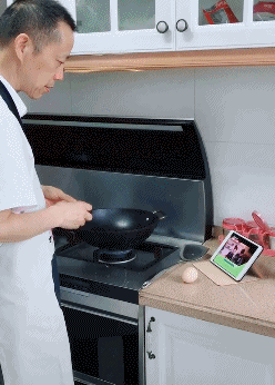 鸡蛋|搞笑GIF图：受委屈的二狗子，表情太丰富了