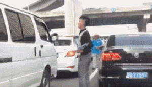 搞笑|搞笑GIF动图:美女走的好好的,就被一头猪看上了,男朋友还被踢走了?