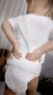 搞笑|搞笑GIF动图:美女走的好好的,就被一头猪看上了,男朋友还被踢走了?