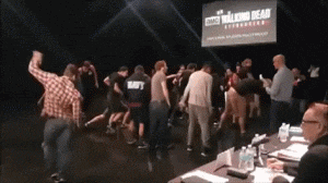 姑娘|搞笑gif趣图:媳妇,胖一点也挺好的,可以玩弄她肉嘟嘟的小脸蛋