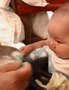 大叔|搞笑GIF:大叔们,还挺会玩啊!这东西有那么重吗?