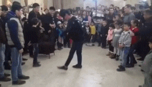 小伙|搞笑GIF趣图:妹子，快起来，打排球出点意外是很正常的！