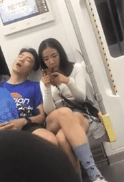 妹子|GIF爆笑:妹子是故意让你靠的,这样的女孩不好找了,娶回家吧