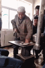 怎么办|搞笑GIF:不是在玩手机吗?我看挺认真的,怎么发现了!