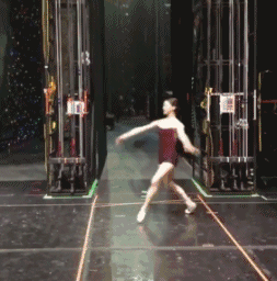 个人|哥们你开慢点！你没发觉后面掉下一个人吗？