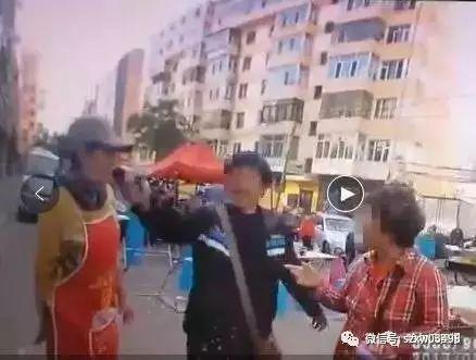 民警|笑喷！俩老太为1元钱，上演倒地闹剧：谁先起来谁吃亏！