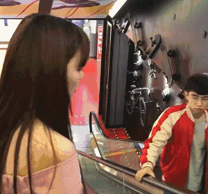 汗毛|搞笑GIF: 呵呵, 看来阿姨是和我杠上了, 这架势她是不会放过我的