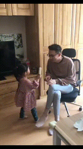 媳妇|搞笑GIF趣图:你这技术高啊!掉了的东西不用手就可以捡起来!