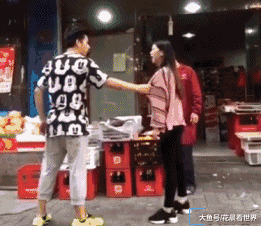 一起|搞笑GIF:我不要和这个家伙拴在一起!太恶心了!