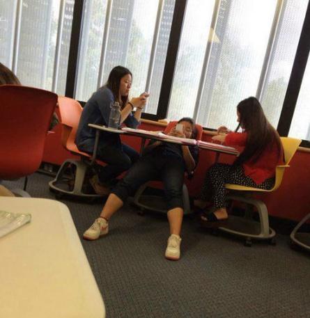 大爷|搞笑GIF: 反正女朋友头发那么多, 也不在乎少那么一撮了!