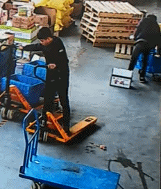 儿子|搞笑GIF趣图:哥们,感觉还不错吧,没想到一下就练成了一字马!