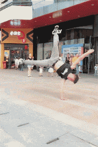 同事|搞笑GIF趣图:大哥，你把媳妇吓得不轻啊，看你等会怎么办！