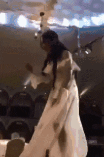 厉害|搞笑GIF: 还以为妹子会有一个完美的表现呢, 可惜没猜中结局