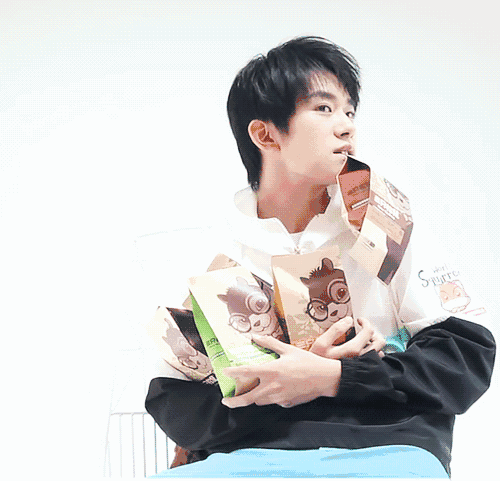 梨涡|易烊千玺把裤子剪成爱心表白，可是看到最后一句话我失望了！