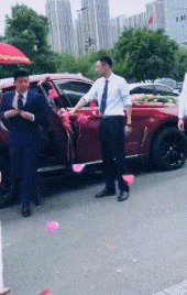 费劲|搞笑GIF: 你别费劲了, 手机好玩多了, 我不会进来的