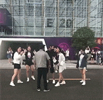 怪怪|爆笑GIF: 这场景总觉得哪里怪怪的