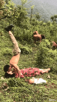 女朋友|搞笑GIF:睡觉带娃两不误,嘘,让我先眯一会儿