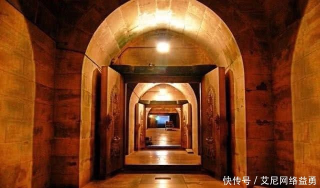 这三口棺材是恭亲王和他福晋的棺木,而地宫中全是积水,专家就将这三口