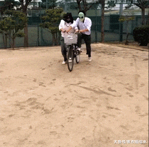 大材小用|爆笑GIF: 这样美丽的妹子居然收废品，是不是有点大材小用了？